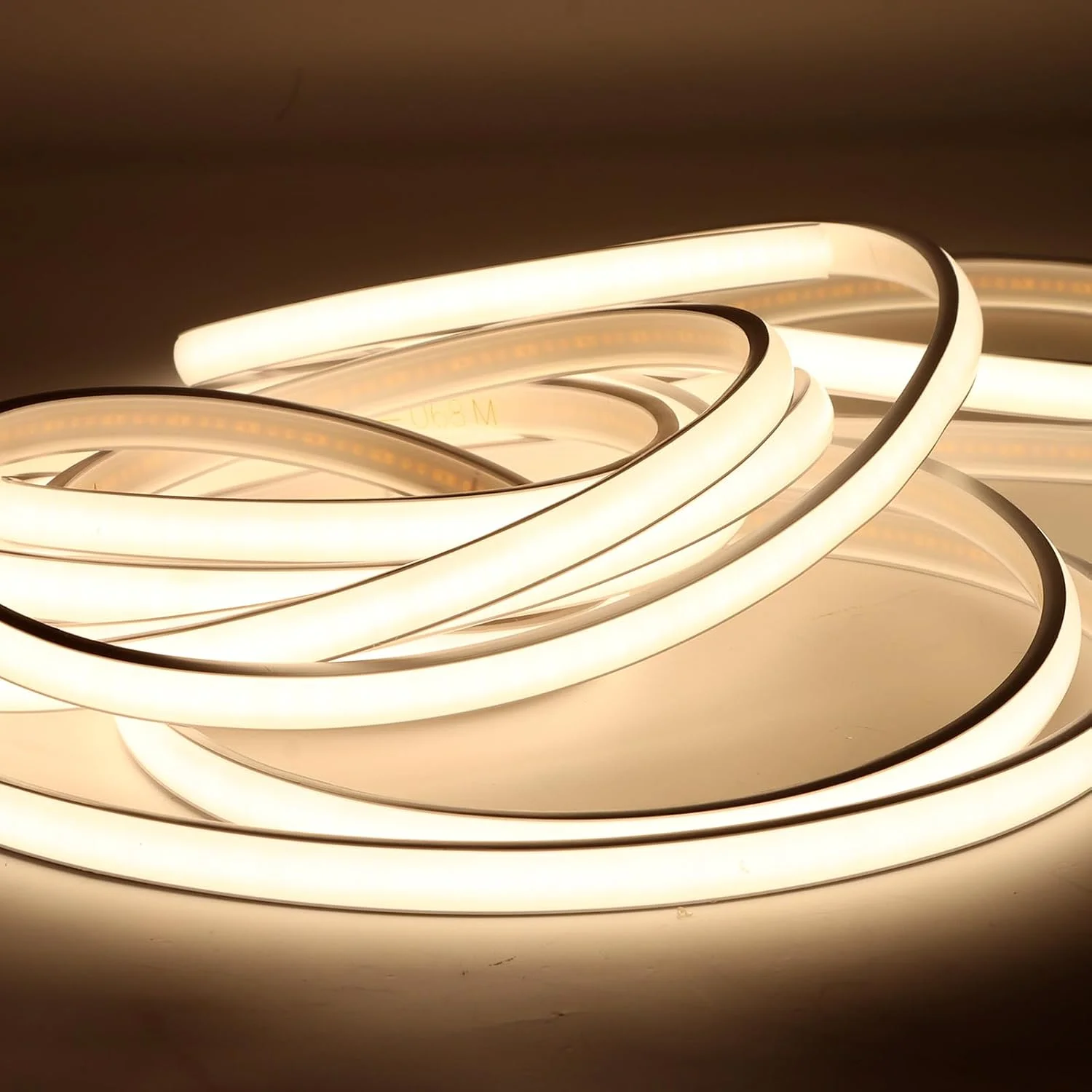 Tira LED NEON flexible Longitud: 50 m LED: 2835 / 120D Especificación: corte cada 100 cm / 220 V / 0,8 cm Arranque: con driver / incluye un cable de alimentación Perfil: 6 × 12 cm Temperatura de color: 3000 K - Vista 3 de 3