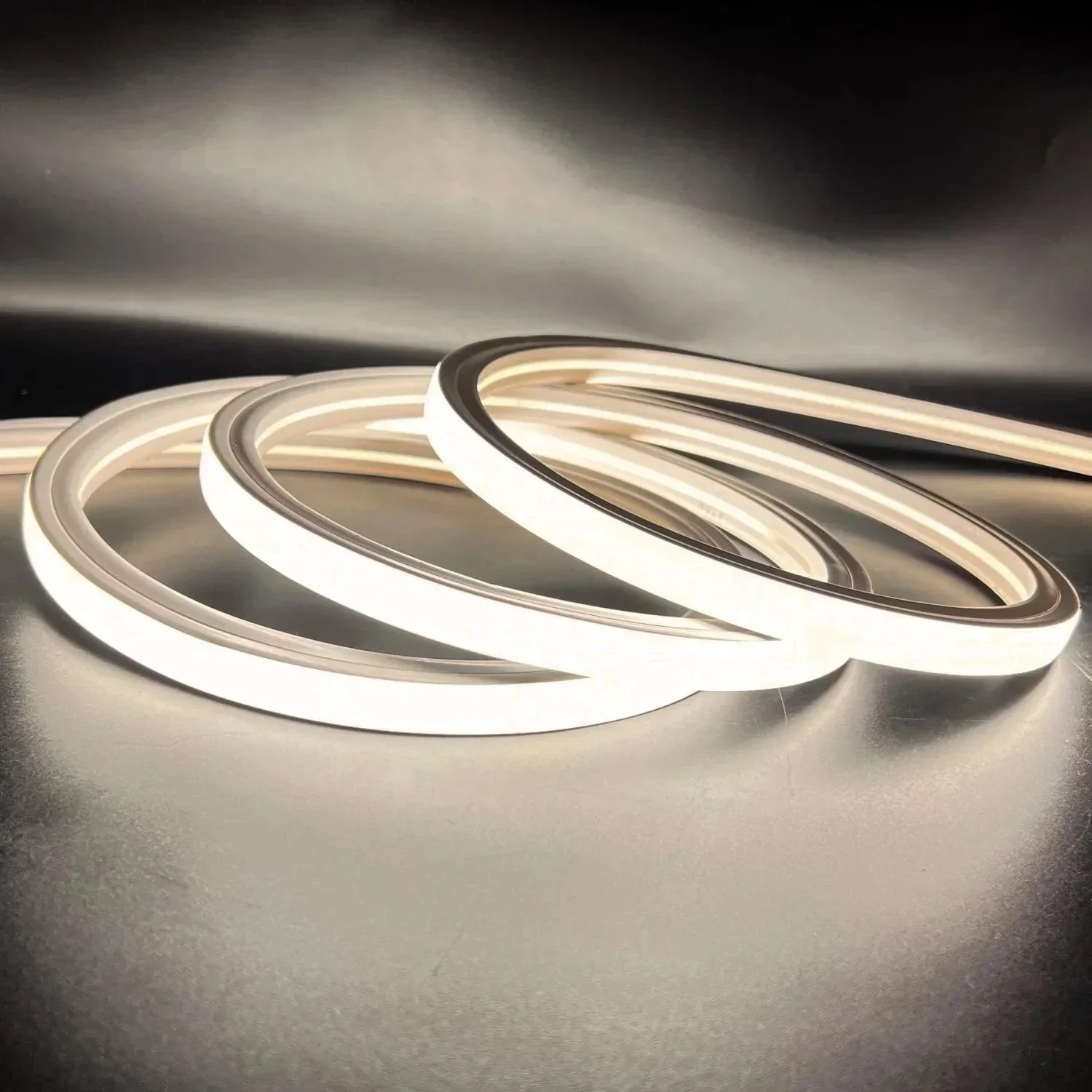 Tira LED NEON flexible Longitud: 50 m LED: 2835 / 120D Especificación: corte cada 100 cm / 220 V / 0,8 cm Arranque: con driver / incluye un cable de alimentación Perfil: 6 × 12 cm Temperatura de color: 6500k - Vista 2 de 2